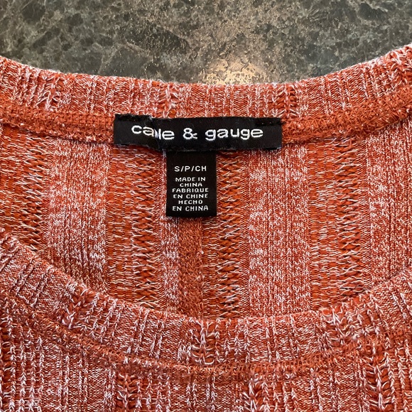 Tunic sweater with 3/4 length sleeves by Cable & Gauge, size Small - Picture 4 of 6